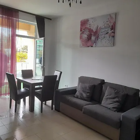 Apolonia Cata Si Miha إيفوري نورد